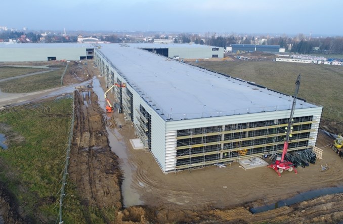 Budowa terminala lotniska w Radomiu na zaawansowanym etapie. Trwa szklenie elewacji