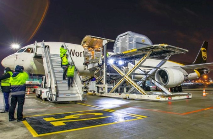 Lotnisko Chopina. UPS dostarczył 300 tys. szczepionek na COVID-19