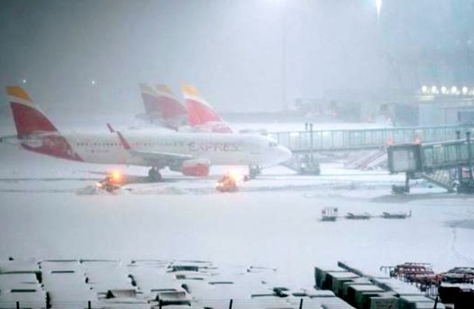 Port Madryt-Barajas wznowił część lotów po burzy Filomena. Nie kursuje wiele pociągów 