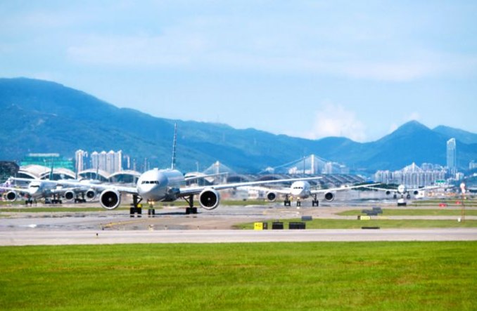 Bombardier rozpoczął montaż pojazdów dla portu w Hongkongu