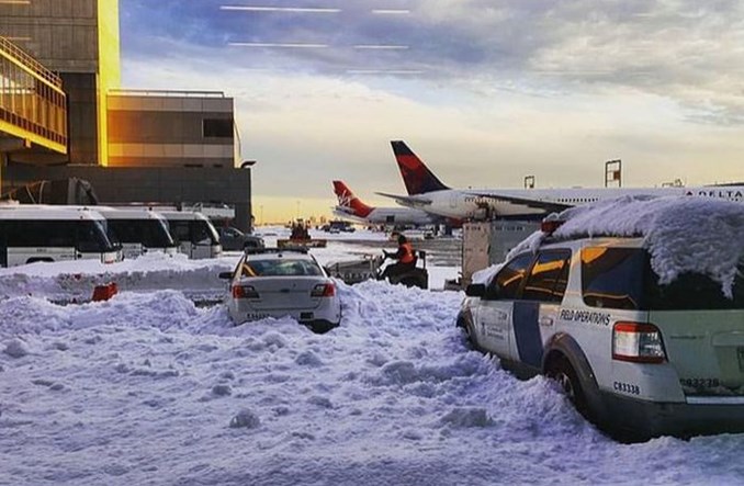 Nowy Jork: Kilkaset lotów odwołanych, zawieszone kursy metra i pociągów Amtrak