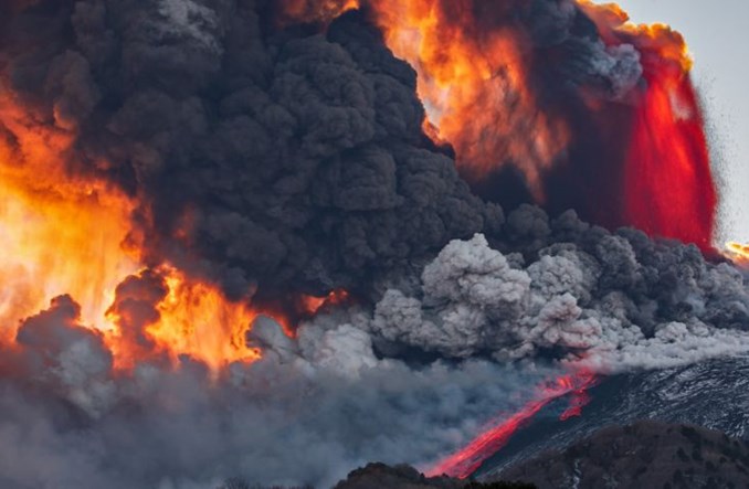 Wybuch Etny wymusił zamknięcie lotniska w Katanii