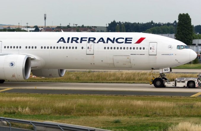 Paryż: Ekologia czy wandalizm? Aktywiści Greenpeace pomalowali boeinga Air France