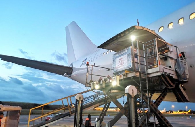 Pilna dostawa lotnicza ponad 160 ton wina i 940 mln puszek