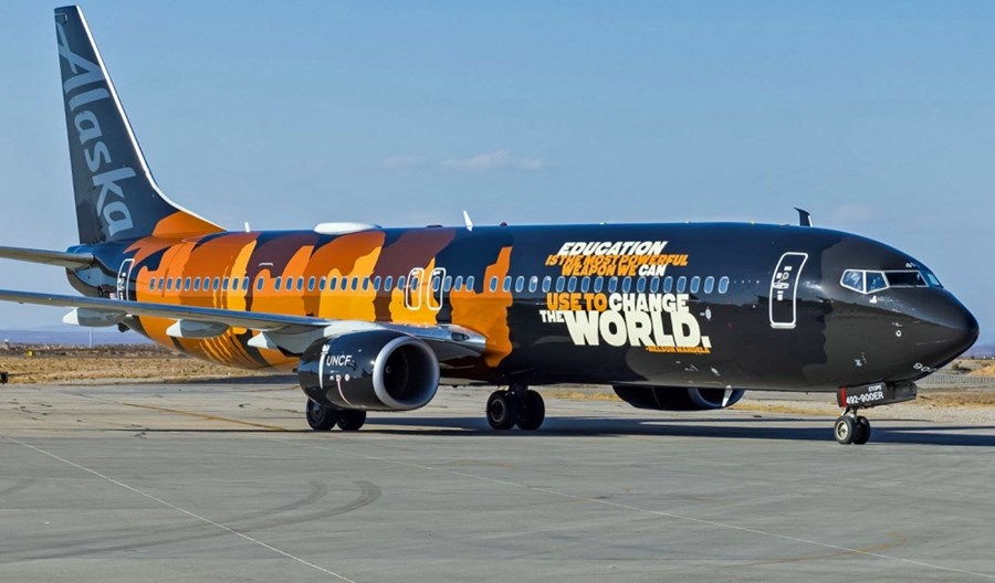 Boeing 737-900ER Alaska Airlines promuje edukację i równość rasową Boeing 737-900ER Alaska Airlines promuje edukację i równość rasową