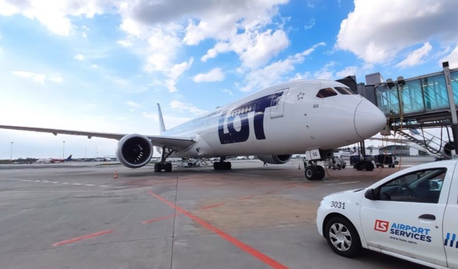 Dreamliner PLL LOT dostarczył sprzęt do Indii w ramach walki z pandemią Dreamliner PLL LOT dostarczył sprzęt do Indii w ramach walki z pandemią