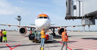 Niemcy: Bilety lotnicze muszą być droższe, lepiej wspierać kolej