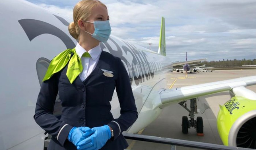 airBaltic przywracają do pracy personel pokładowy. Tylko z wykonanymi szczepieniami
