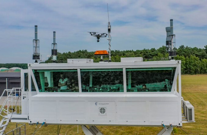 Mobilna wieża PAŻP kontrolowała zawody Droniada