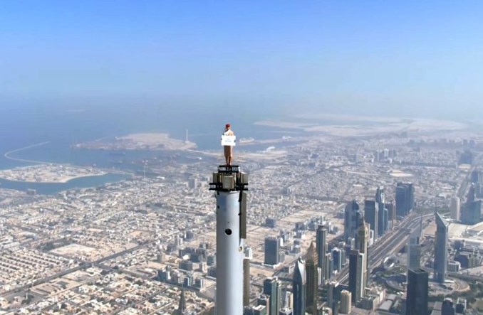 Imponująca reklama Emirates. Stewardessa na czubku Burdż Chalifa!