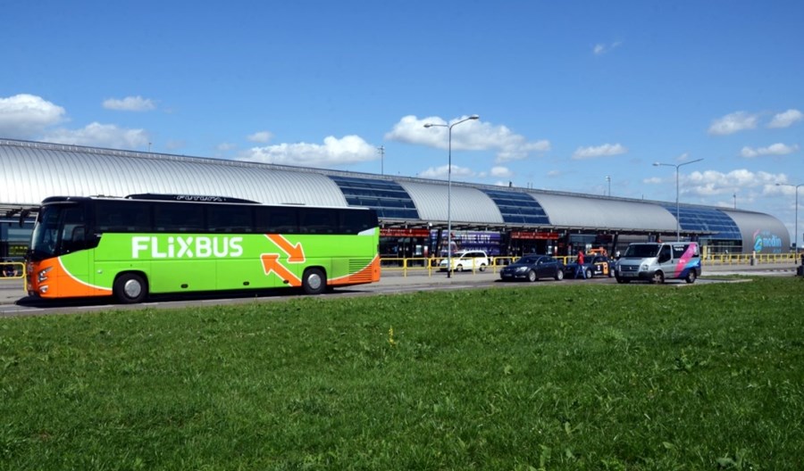 Nowe przystanki w stolicy dla podróżujących na lotnisko w Modlinie autokarem FlixBus