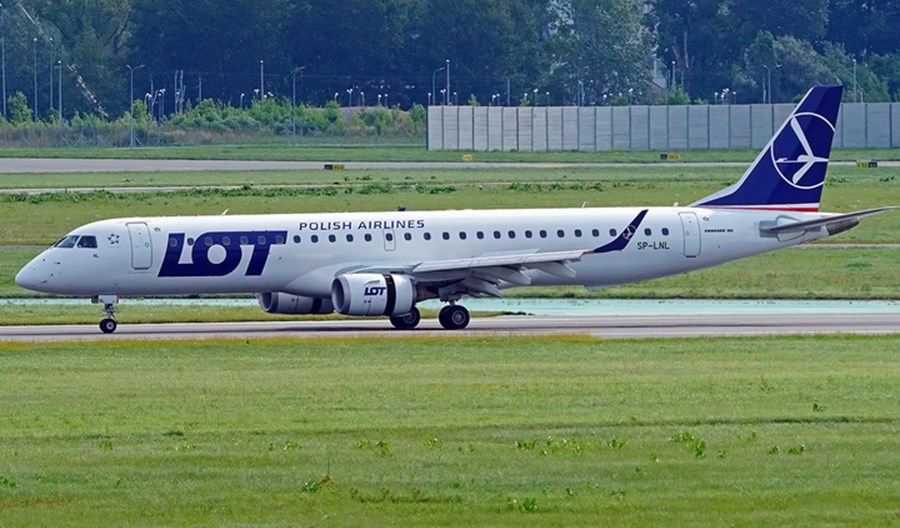 Dreamliner i Embraer PLL LOT wróciły do Warszawy z ewakuowanymi z Kabulu Dreamliner i Embraer PLL LOT wróciły do Warszawy z ewakuowanymi z Kabulu