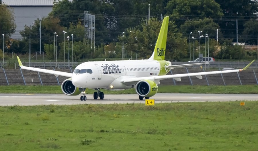 Wszyscy pracownicy airBaltic odporni na COVID-19. Pierwszy taki przewoźnik w Europie