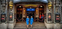 KLM celebruje 102. urodziny pamiątkową figurką budynku kina Tuschinski