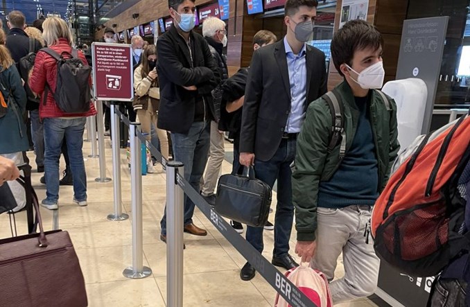 Chaos na lotnisku w Berlinie. Opóźnienia i ogromne kolejki do odprawy bagażowej