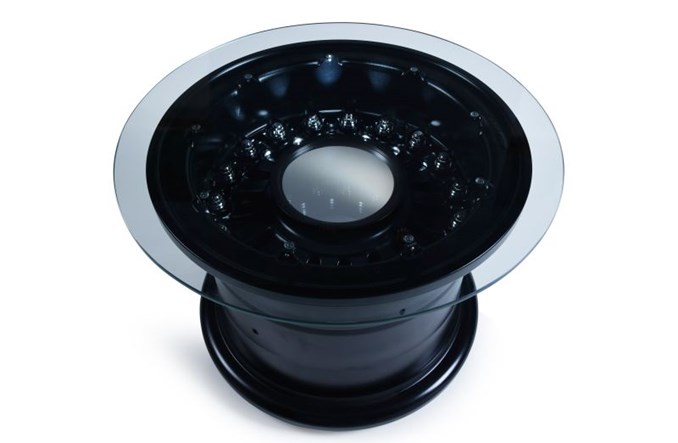 Stolik, zegar a nawet bar pokładowy! Pierwsze części z recyklingu A380 w przedsprzedaży