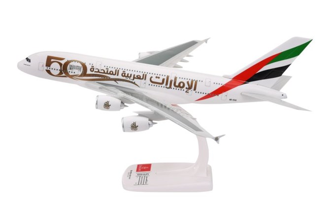 Modele samolotów, kubki i czapki z recyklingu w limitowanej kolekcji Emirates 