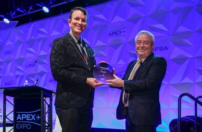 Emirates z tytułem “World Class Airline”