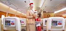 Świąteczna atmosfera w samolotach Emirates i bombki z recyklingu