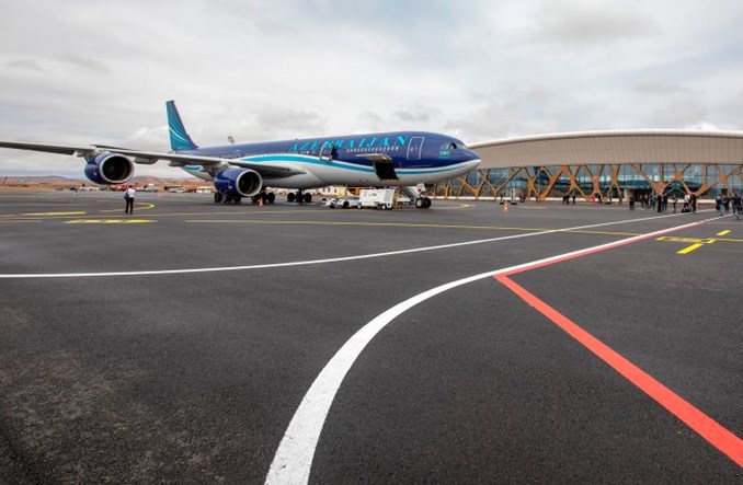 Jedyny pasażerski A340-500. Lata między Baku i Dubajem