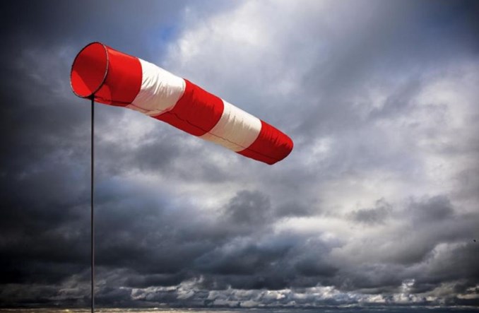 Jak atmosfera i wiatry wpływają na samolot?