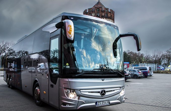 Lider Ekstraklasy dłużej z przewoźnikiem do lotnisk w Berlinie i Goleniowie