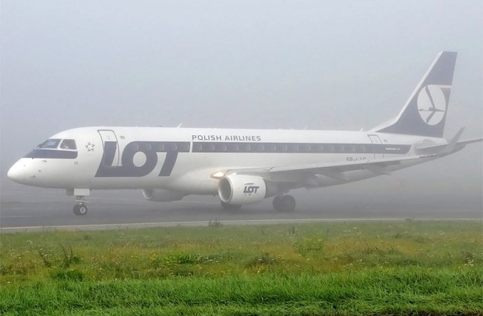 Słaba widzialność: Jak samolot lata w mglistych warunkach