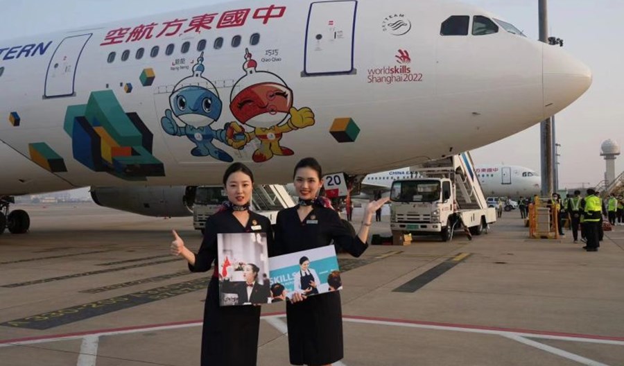Chiny: Ograniczenie rejsów i jeszcze niższe wypełnienie samolotów do Szanghaju