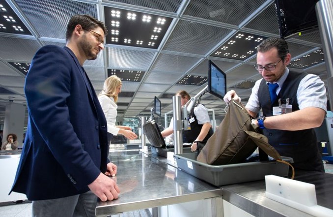 Koniec masek w samolotach i na lotniskach. Nawet w Ryanair!