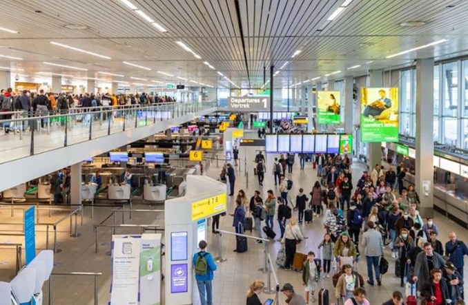 Amsterdam: 4,4 mln pasażerów w kwietniu. "Majówka" dodatkowo wzmacnia optymizm