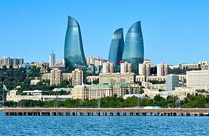 LOT poleciał do Baku. Ponad 20 tys. pasażerów w tym roku? (wideo)