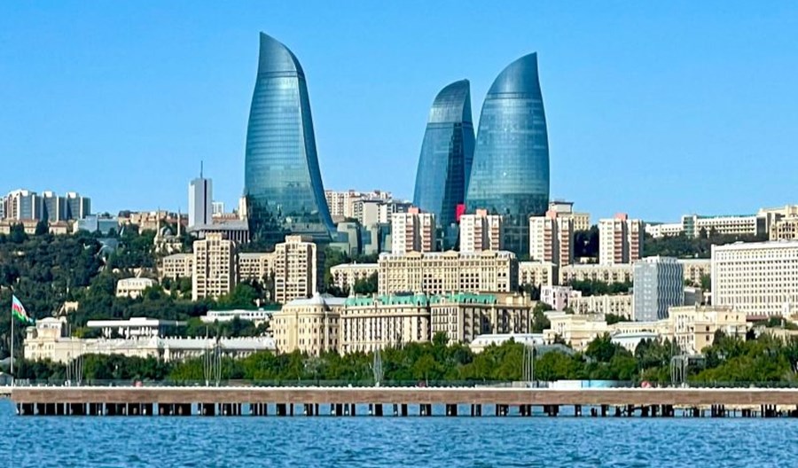 LOT poleciał do Baku. Ponad 20 tys. pasażerów w tym roku? (wideo)