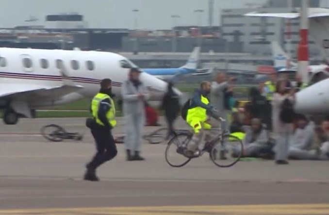 Amsterdam: Aktywiści blokowali starty i lądowania odrzutowców 