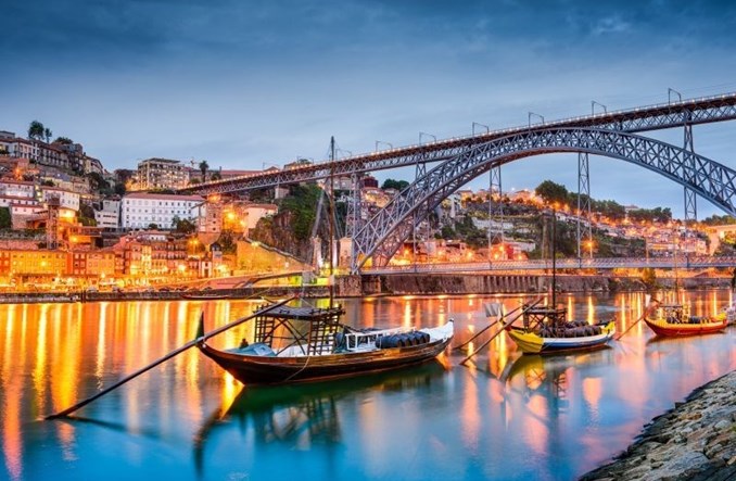 Wrocław: Oferta lotów na Mikołajki. Od Porto i Barcelony po Islandię