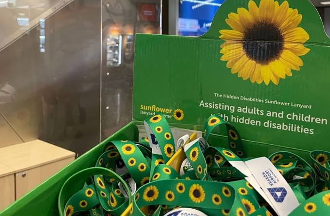 Lotniska w Krakowie i Modlinie wspierają osoby z autyzmem