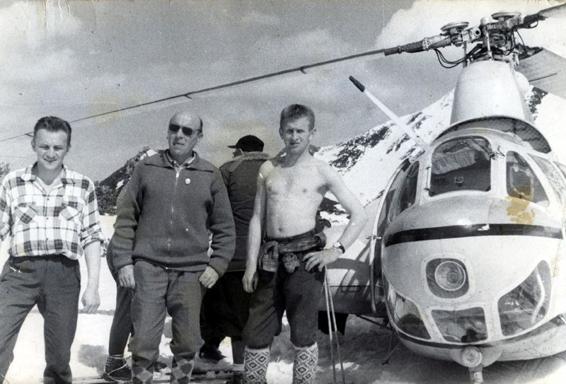 16.04.1963 Pierwszy lot ratunkowy śmigłowcem SM-1. Stoją od lewej Wojciech Bartkowski, Zygmunt Wójcik, Franciszek Spytek.