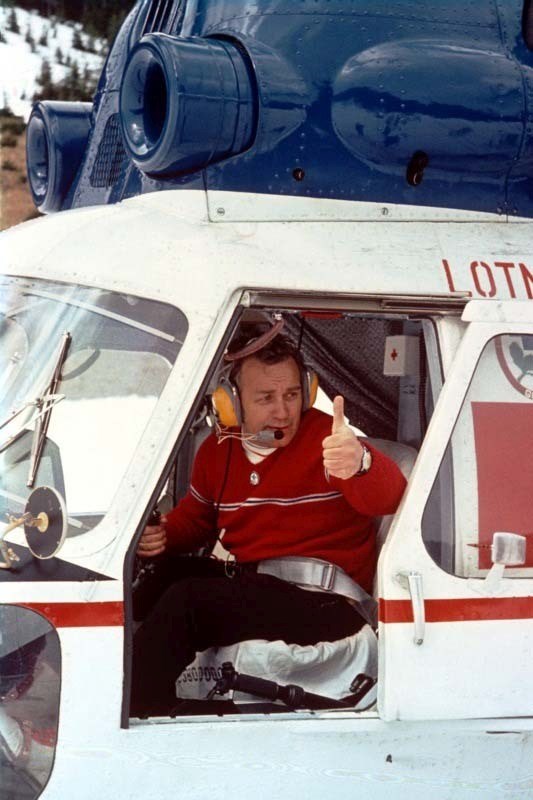 Kapitan Tadeusz Augustyniak w śmigłowcu Mi-2