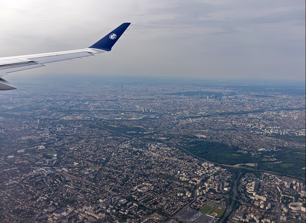 podejście na lotnisko CDG z widokiem na Paryż