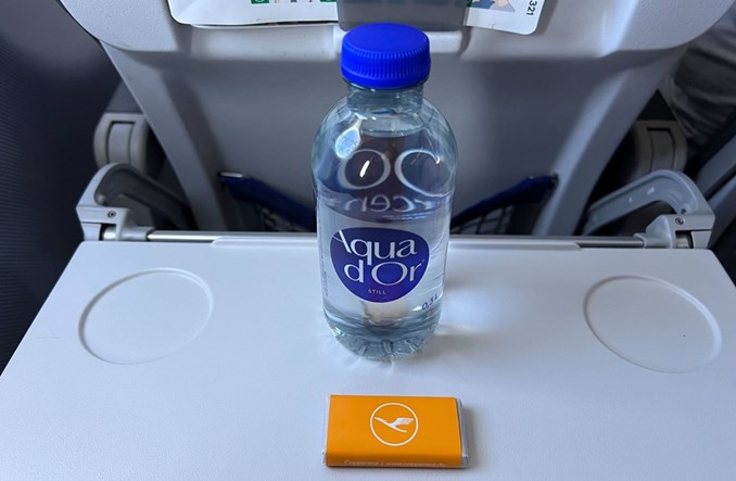 Jak oszczędza Lufthansa? Nawet na wodzie i czekoladkach