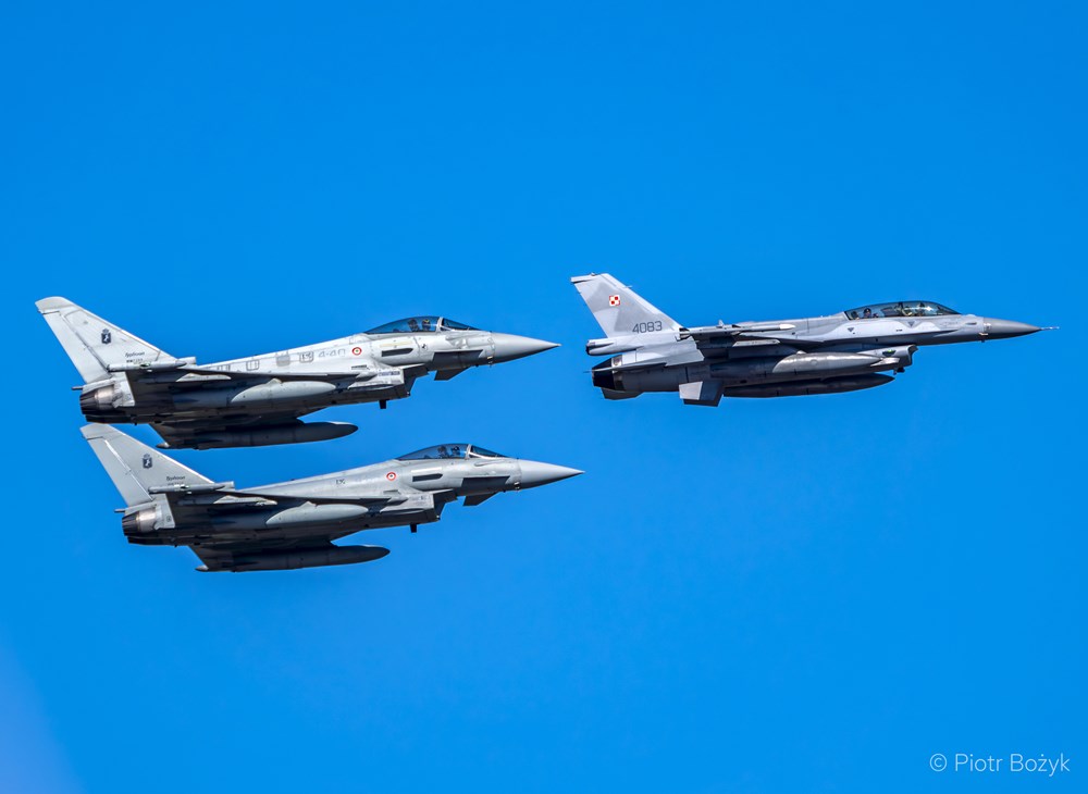 Eurofightery Typhoon w asyście polskiego F-16