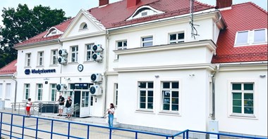 Klimatyzatory na elewacji dworca. PKP SA: Tak ma być