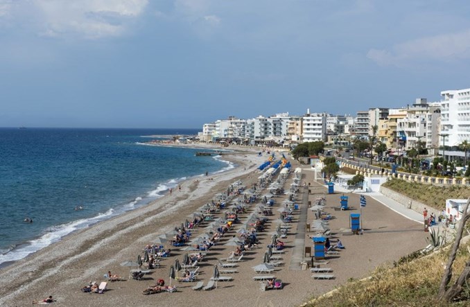 Gdzie latem latali Polacy? Zaskakujące ceny i okres wyprzedzenia