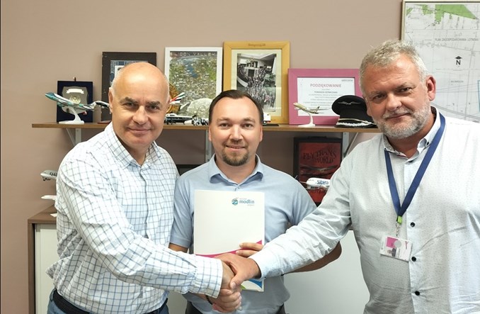 Modlin: Umowa lotniska z Simple Avia