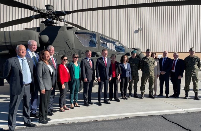 Polski MON zwiedził linię produkcyjną śmigłowca AH-64 Apache