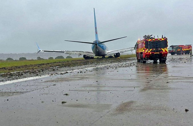 Boeing B737 linii TUI wypadł z pasa na lotnisku w Leeds