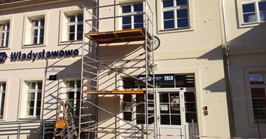 Władysławowo: Znikają szpeczące dworzec klimatyzatory