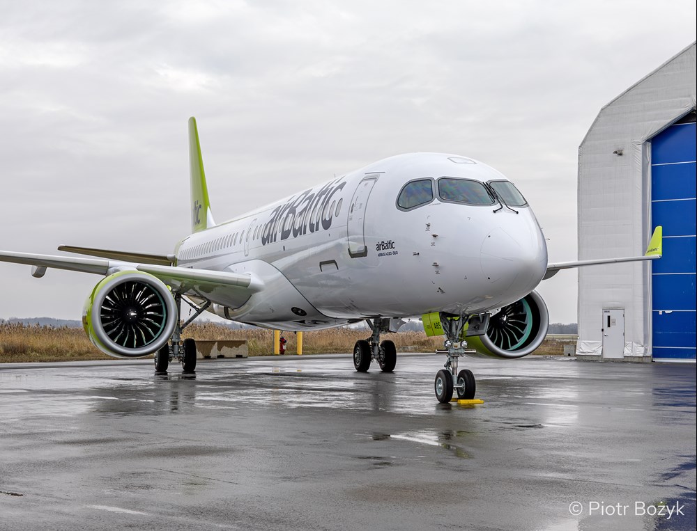 A220 W barwach airBaltic, tuż po malowaniu przygotowany do lotów technicznych
