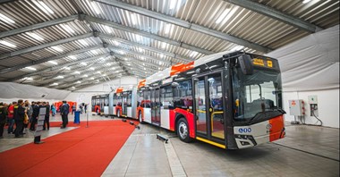 Dojedzie do lotniska. Dwuprzegubowy trolejbus w Pradze 