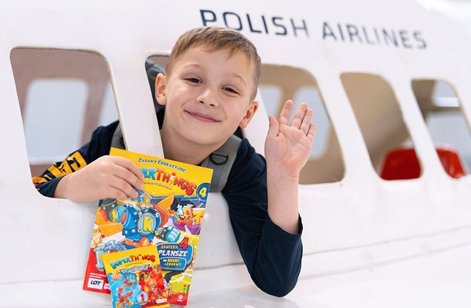 LOT: Świąteczne akcenty w menu i prezenty dla najmłodszych