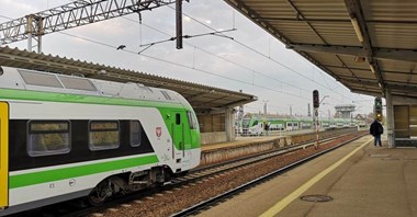 Koleją na lotnisko w Modlinie z umową na dokumentację projektową